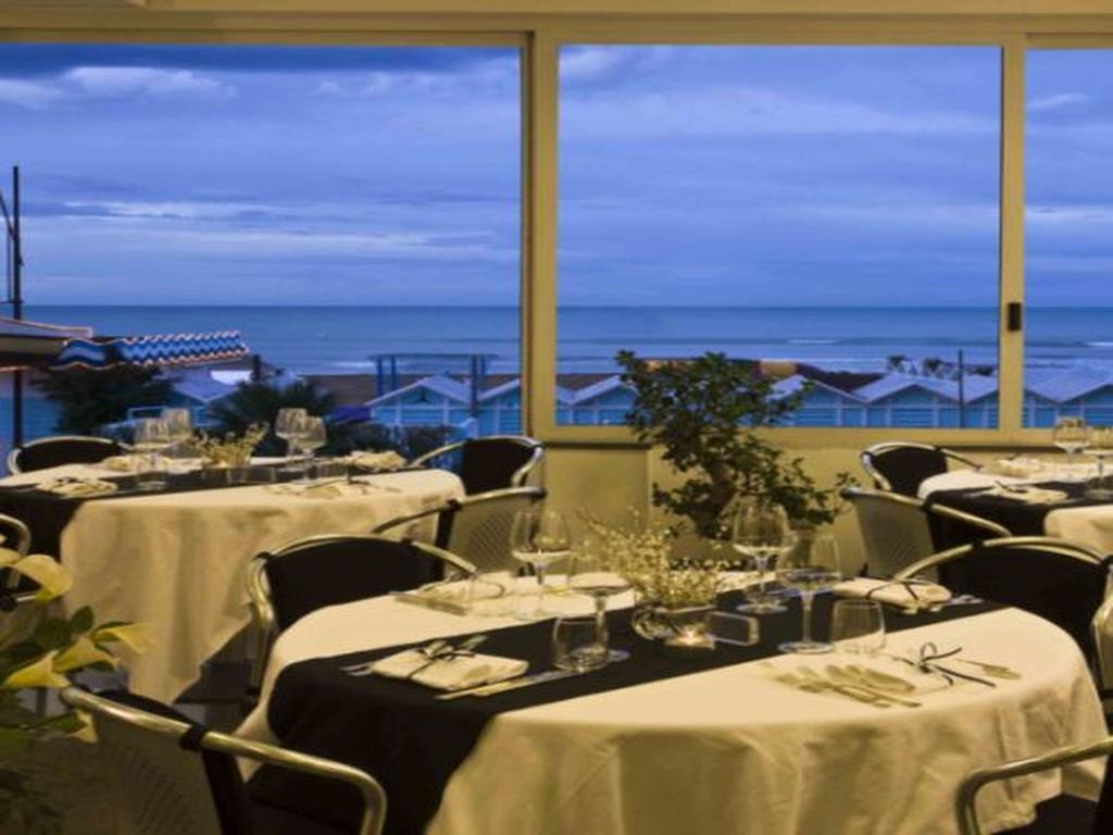 Hotel Michelangelo Riccione Esterno foto
